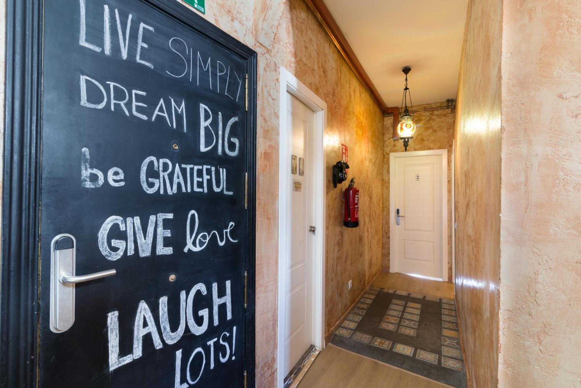 Hostal Artistic B&B Madrid Exterior photo